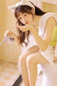 女大学生浴室